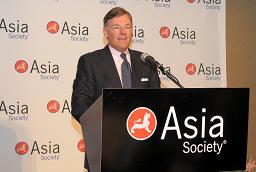 Harold McGraw III delivering the keynote address at Asia Society's 2009 Diversity Leadership Forum